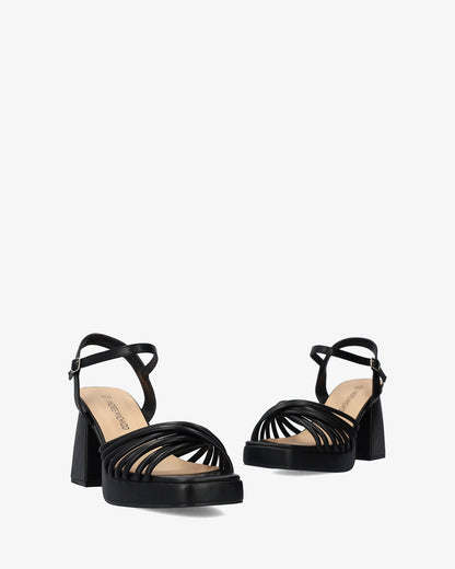 Sandalia en soft negro con tacón ancho y plataforma