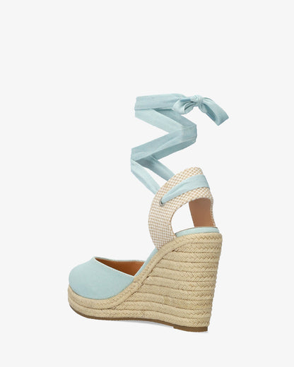 Sandalia de cuña celeste con lazada ajustable