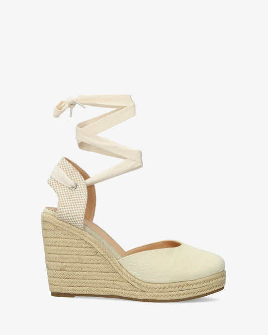 Sandalia de cuña crema con lazada ajustable