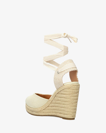 Sandalia de cuña crema con lazada ajustable