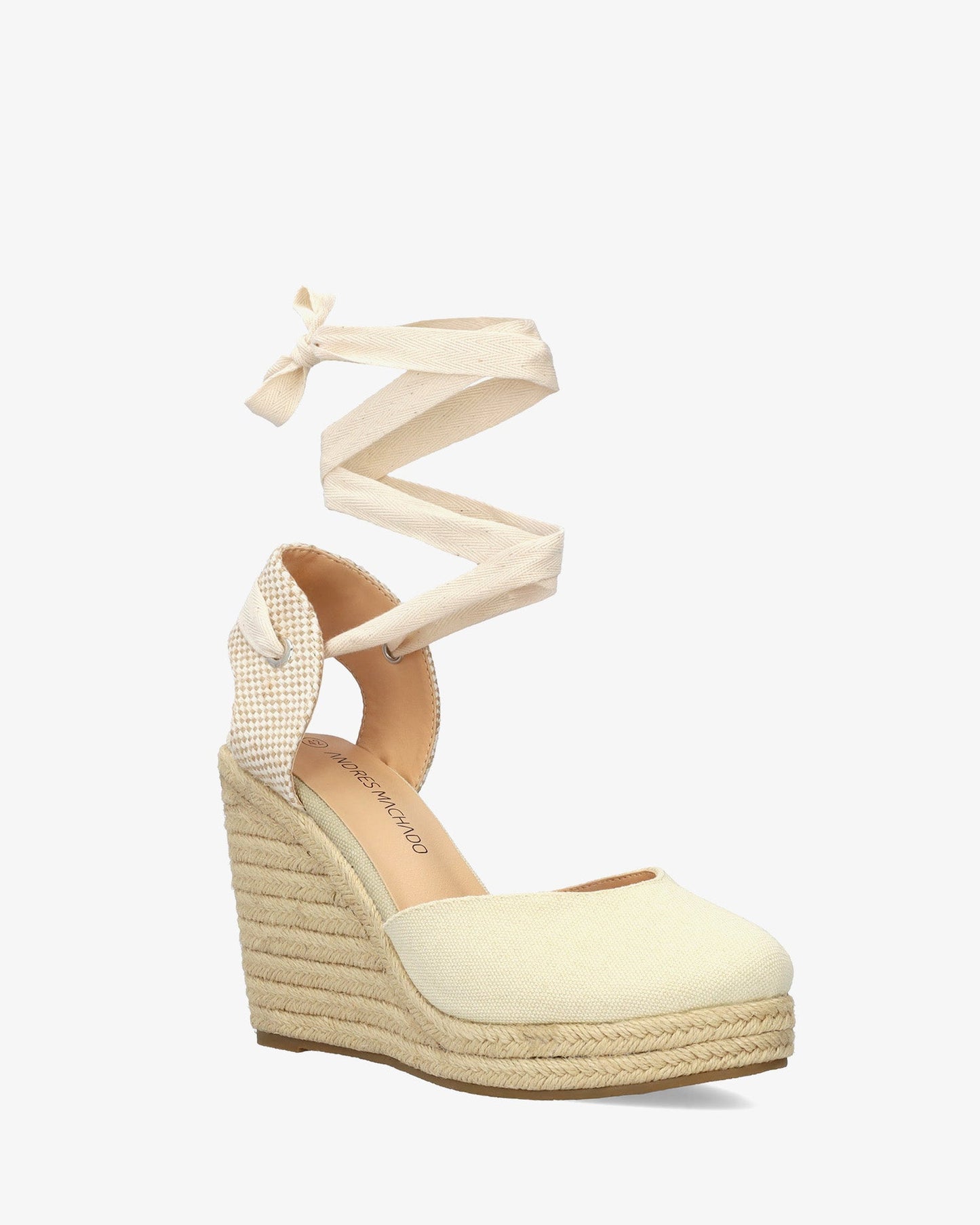 Sandalia de cuña crema con lazada ajustable