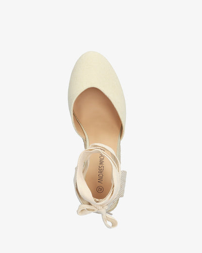 Sandalia de cuña crema con lazada ajustable