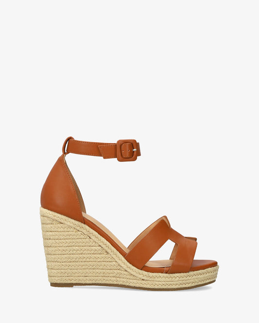 Sandalia en soft camel con cuña de yute