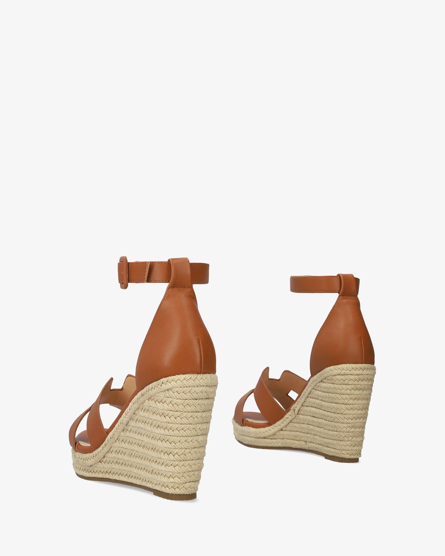 Sandalia en soft camel con cuña de yute