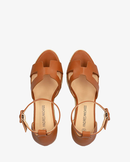 Sandalia en soft camel con cuña de yute