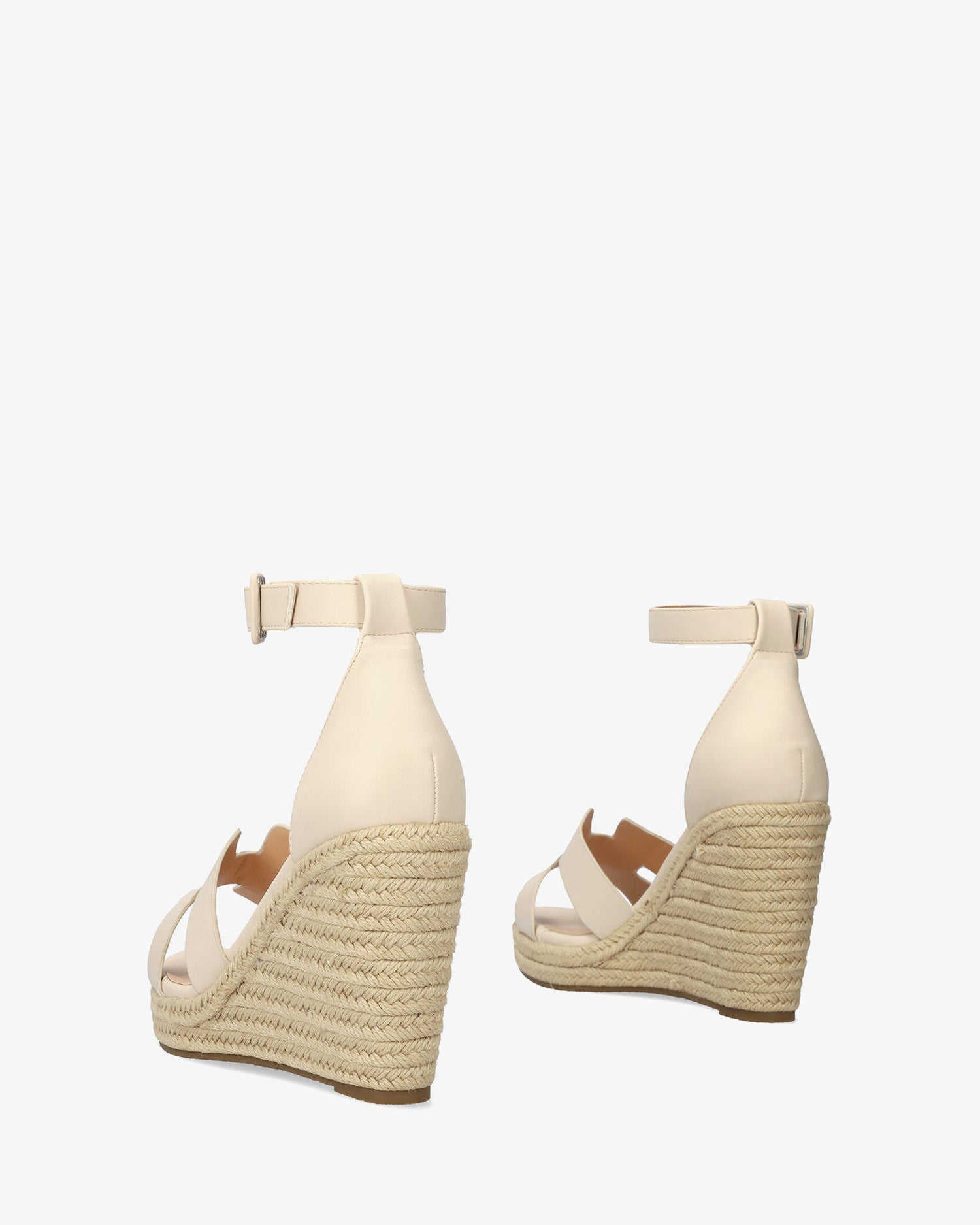 Sandalia en soft crema con cuña de yute