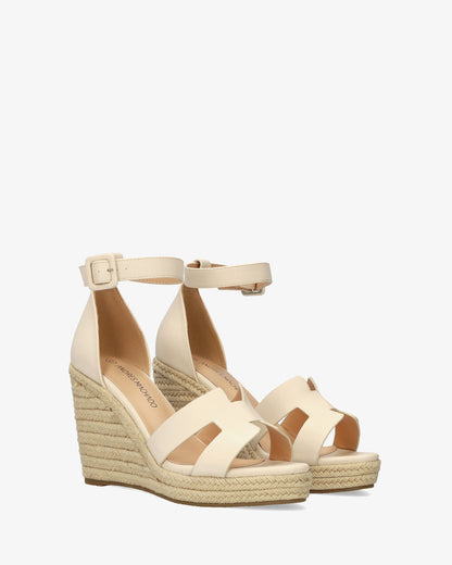 Sandalia en soft crema con cuña de yute