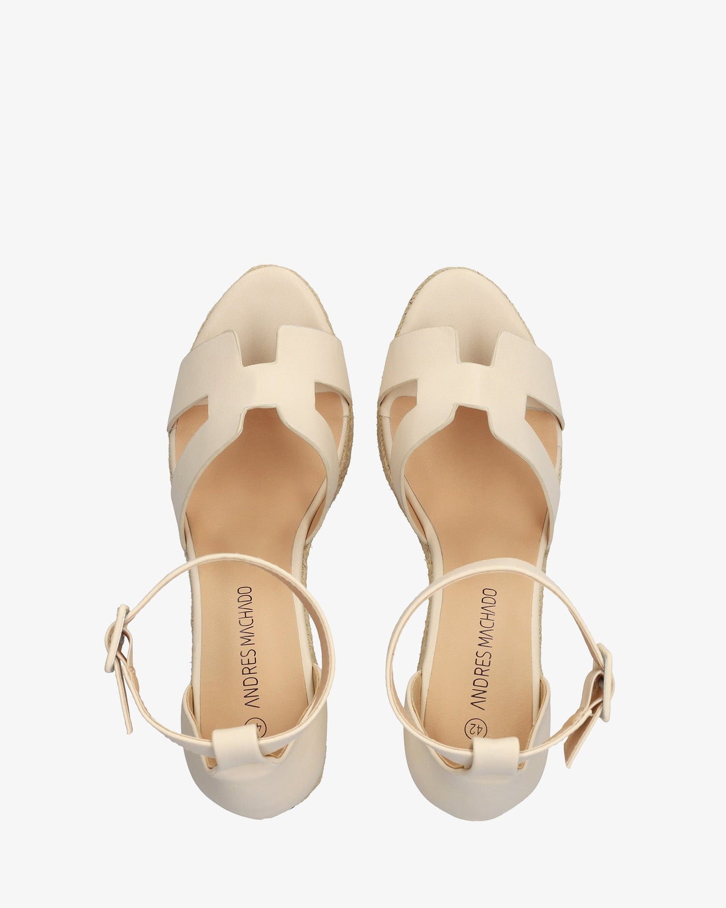 Sandalia en soft crema con cuña de yute