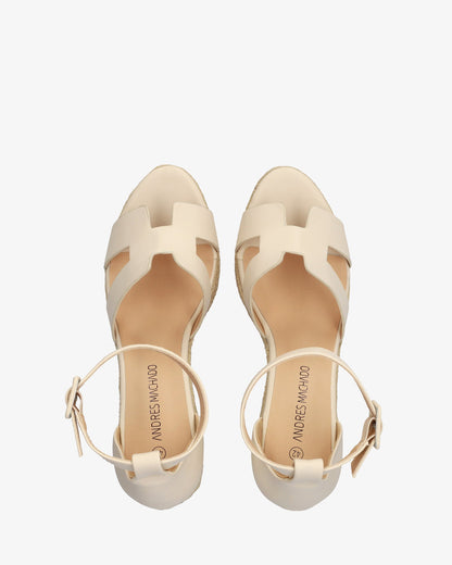 Sandalia en soft crema con cuña de yute