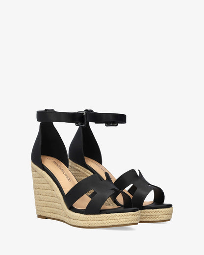 Sandalia en soft negro con cuña de yute