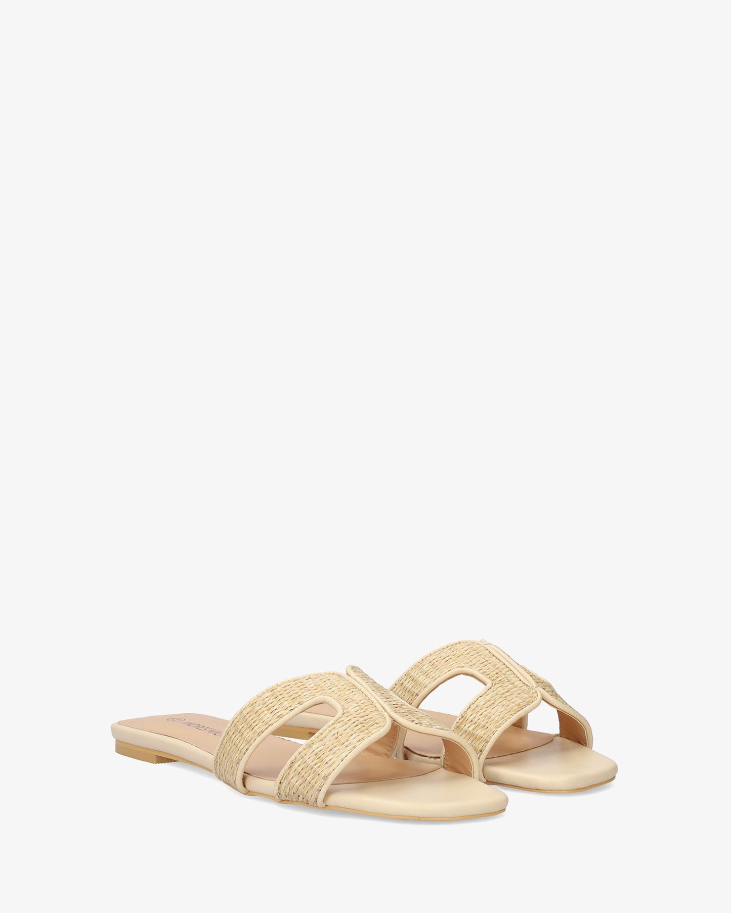Sandalia plana en rafia natural