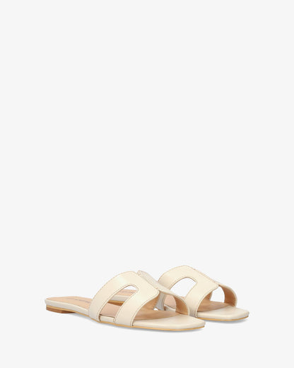 Sandalia plana en soft crema