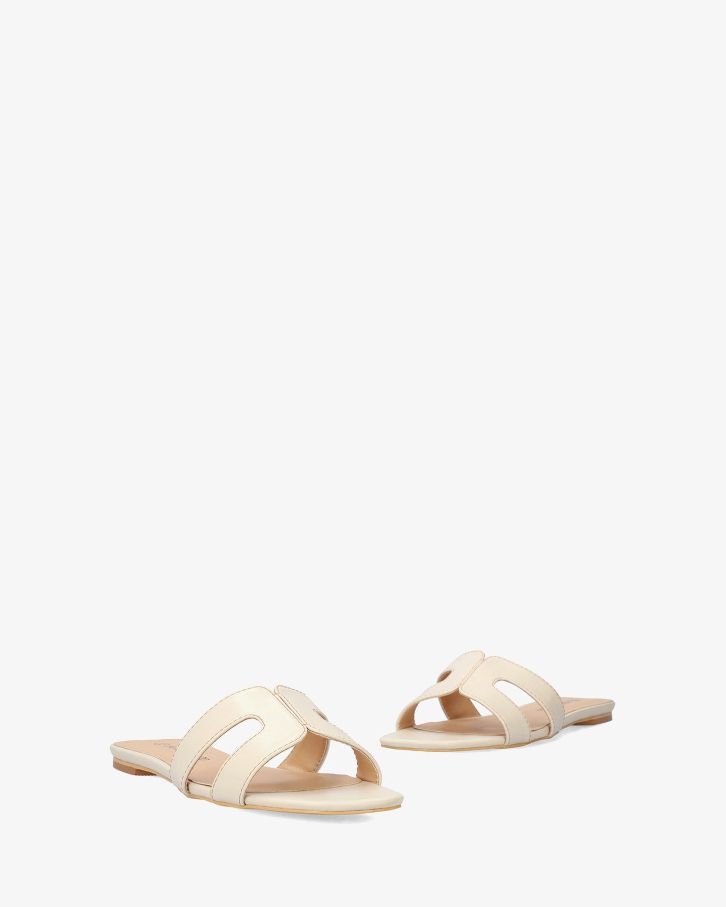 Sandalia plana en soft crema