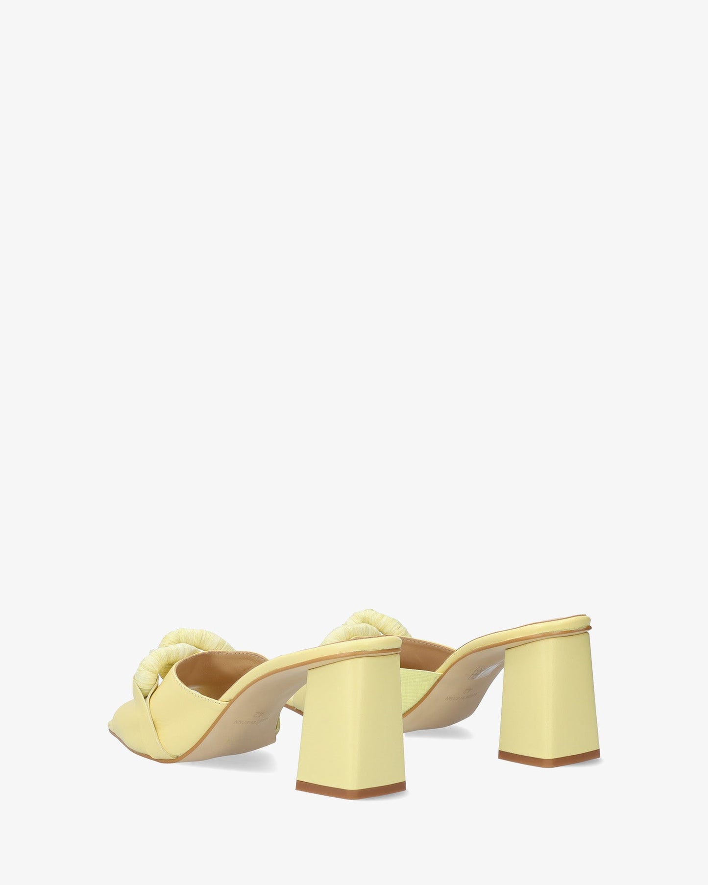 Sandalia con tacón en piel amarillo