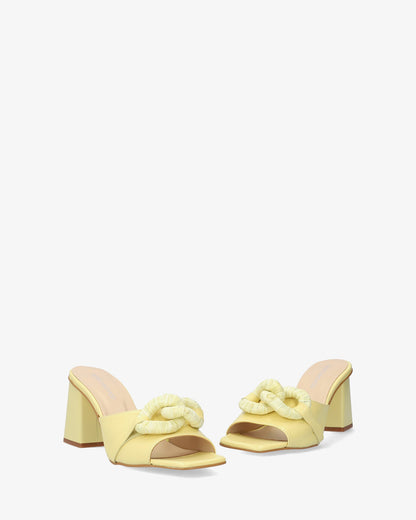 Sandalia con tacón en piel amarillo
