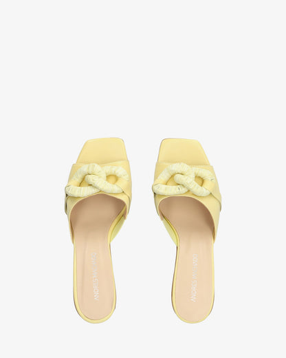 Sandalia con tacón en piel amarillo