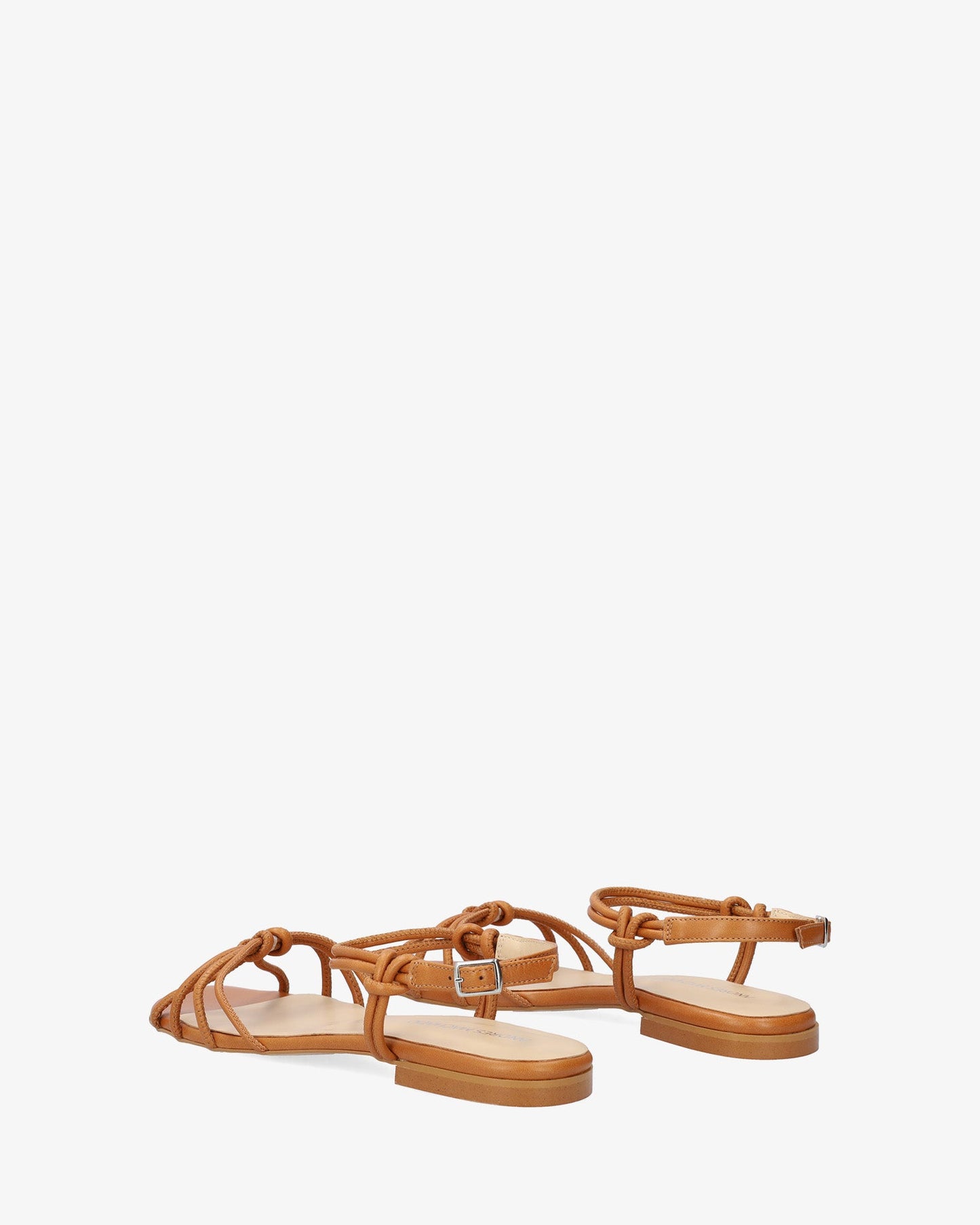 Sandalia plana en piel cuero