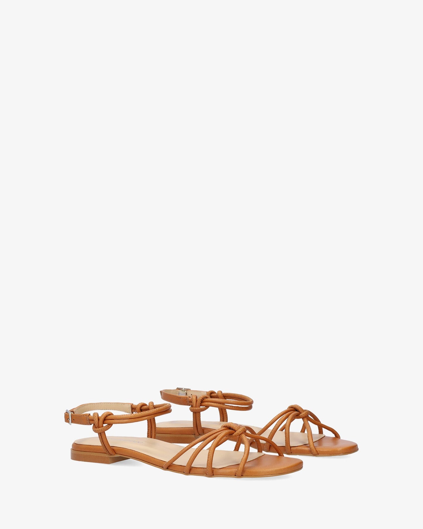 Sandalia plana en piel cuero