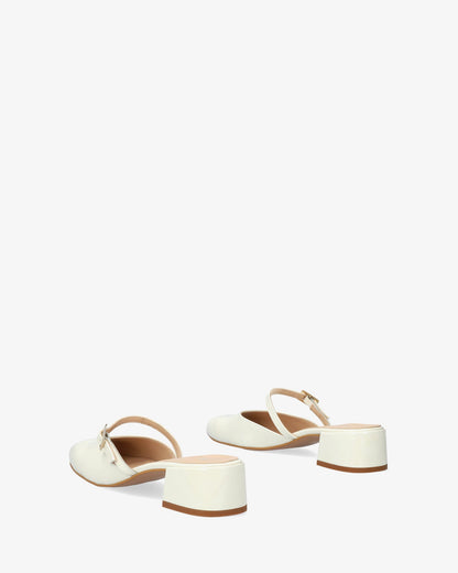 Mule con tacón en charol blanco
