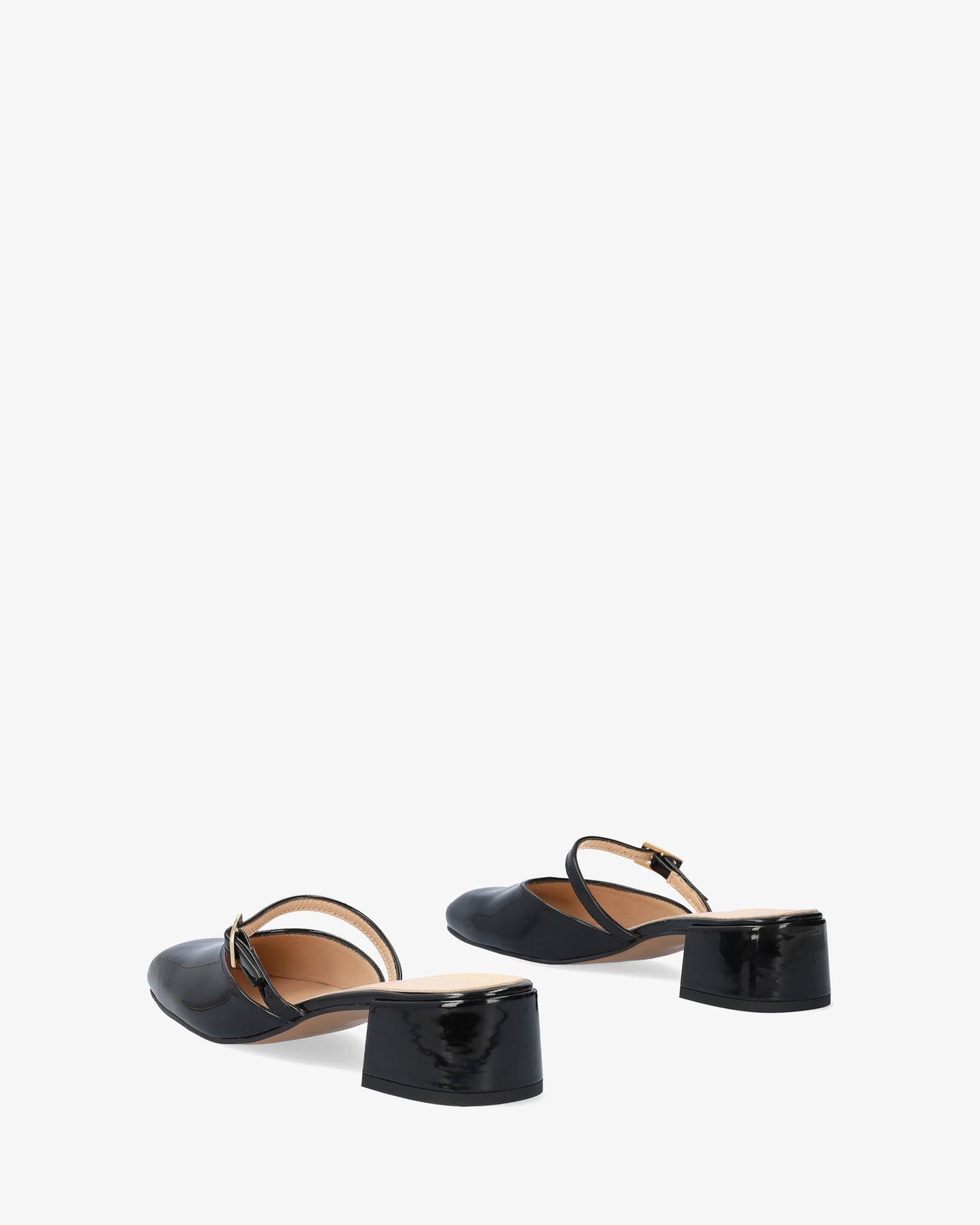 Mule con tacón en charol negro