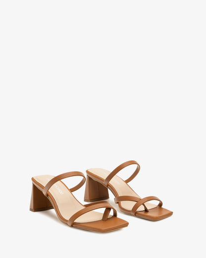 Mule de tacón en piel de color cuero punta cuadrada