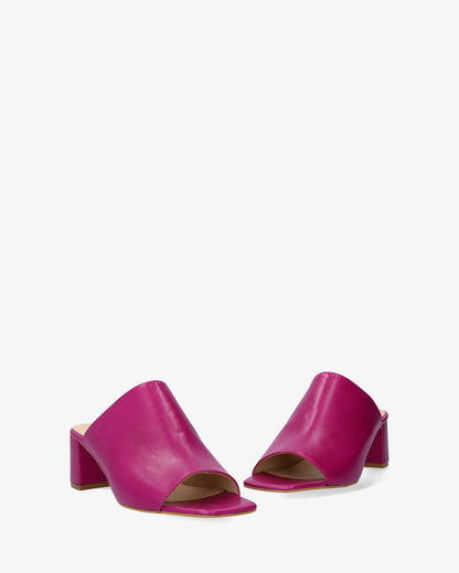 Mule con tacón en piel morado