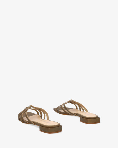 Sandalia plana en piel kaki