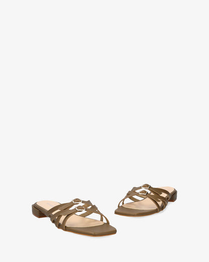 Sandalia plana en piel kaki