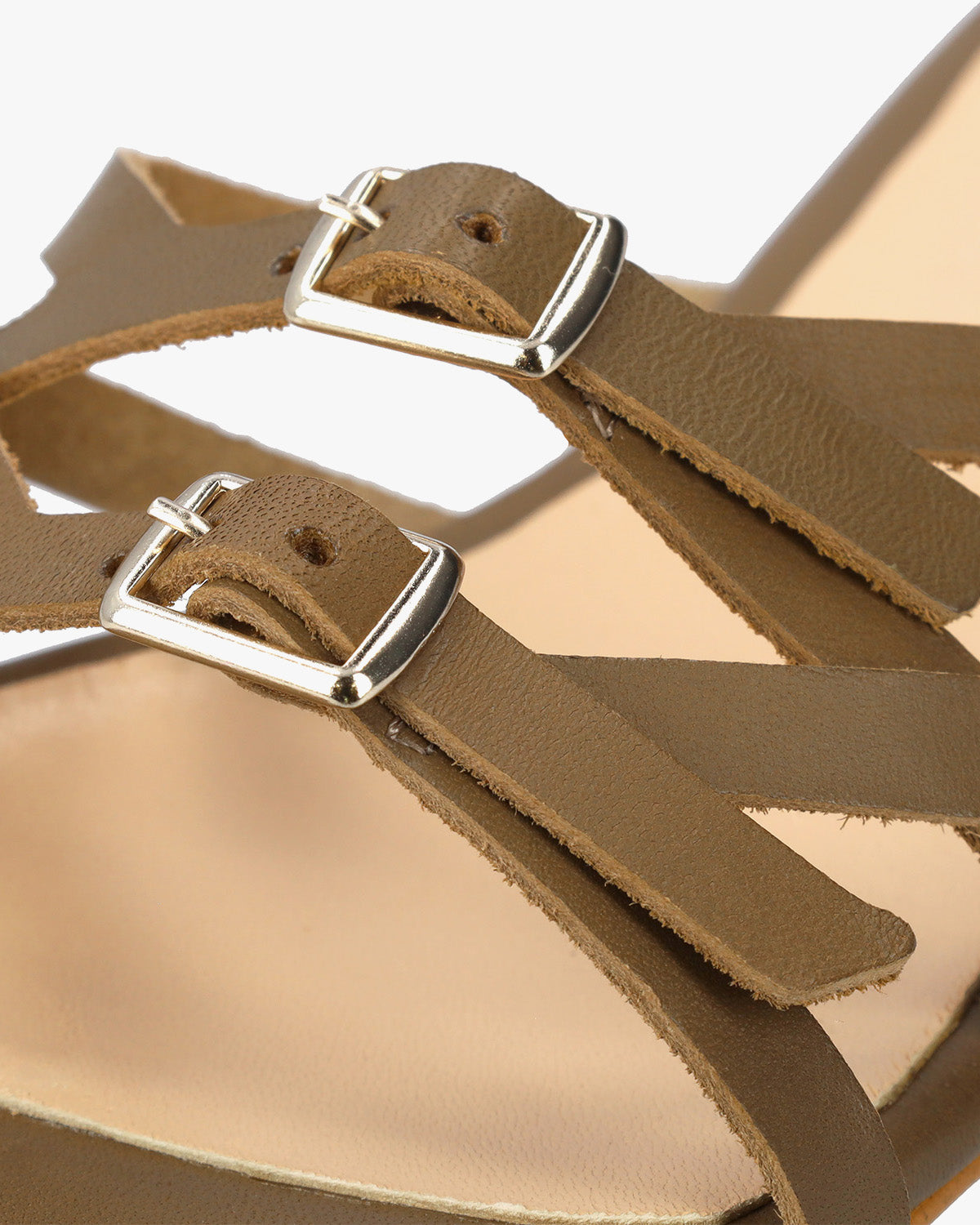 Sandalia plana en piel kaki