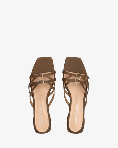 Sandalia plana en piel kaki