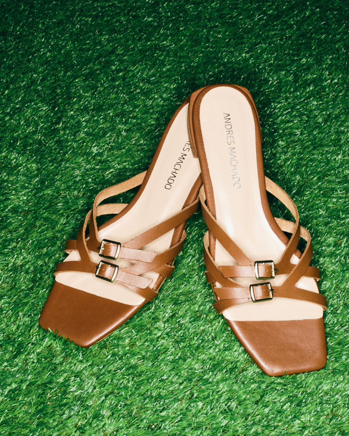 Flat sandal in oak leather