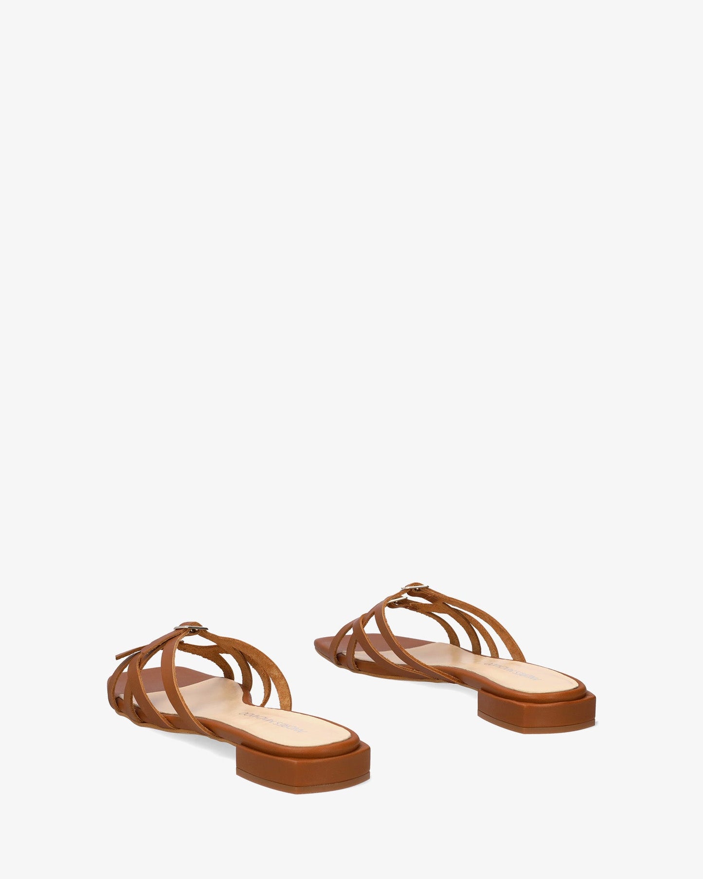 Flat sandal in oak leather