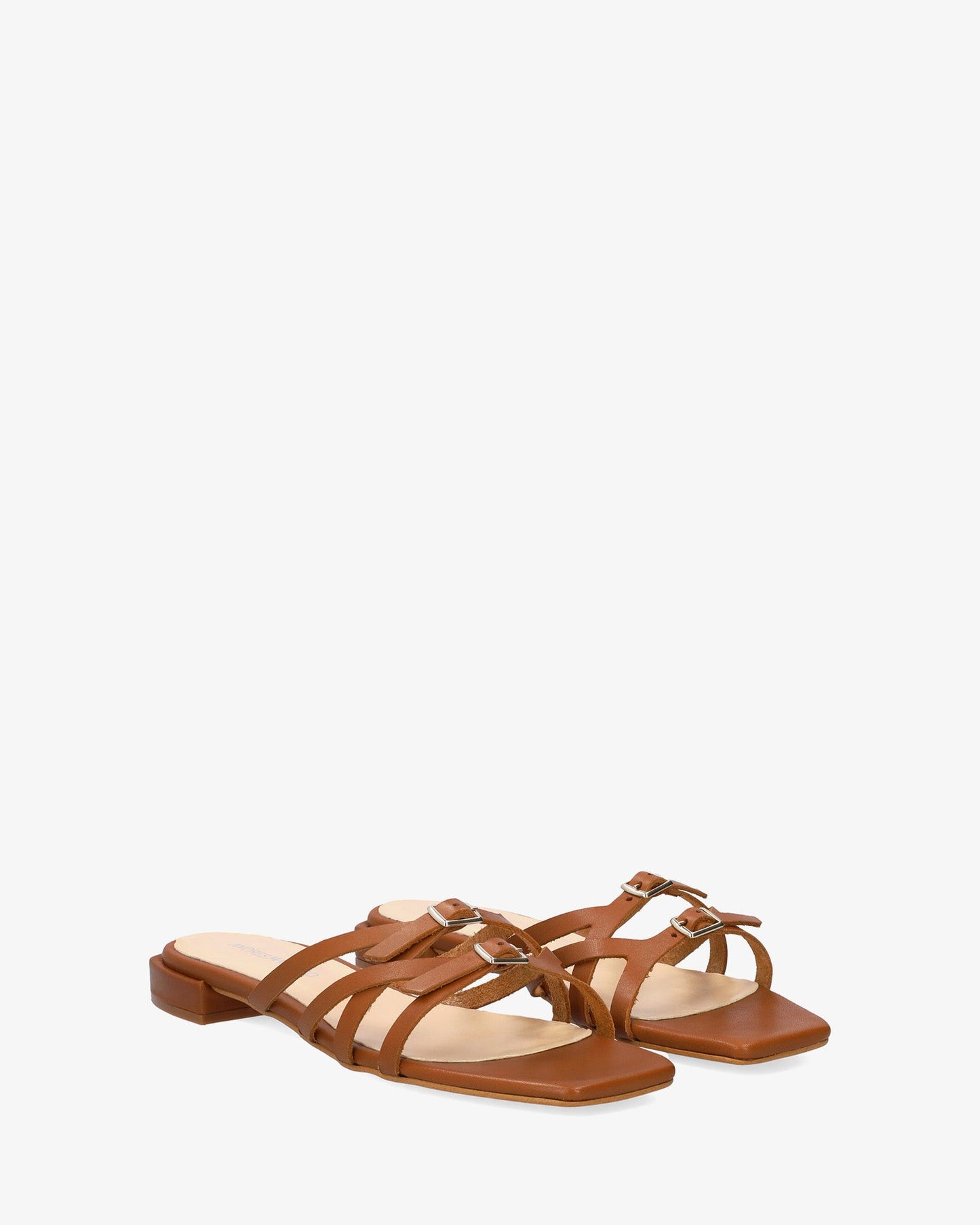 Flat sandal in oak leather