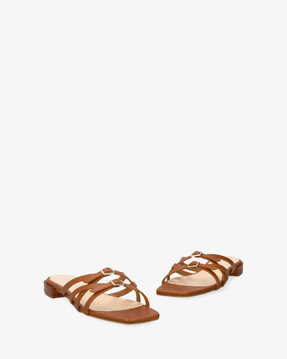 Flat sandal in oak leather