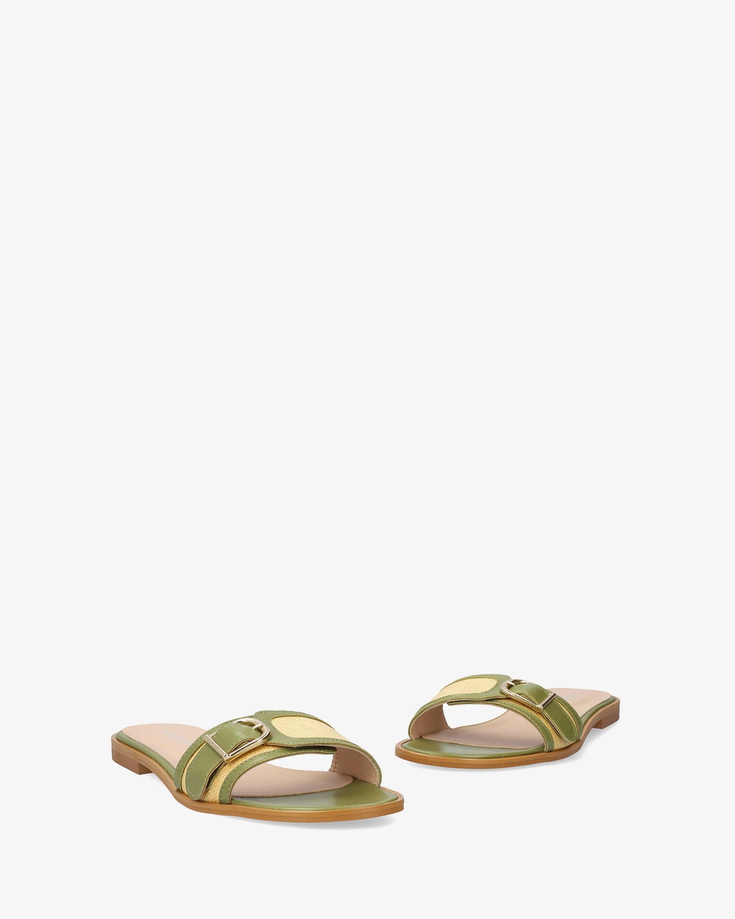 Sandalia plana en piel verde
