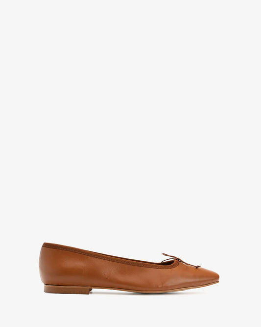 Bailarina plana en piel de color cuero