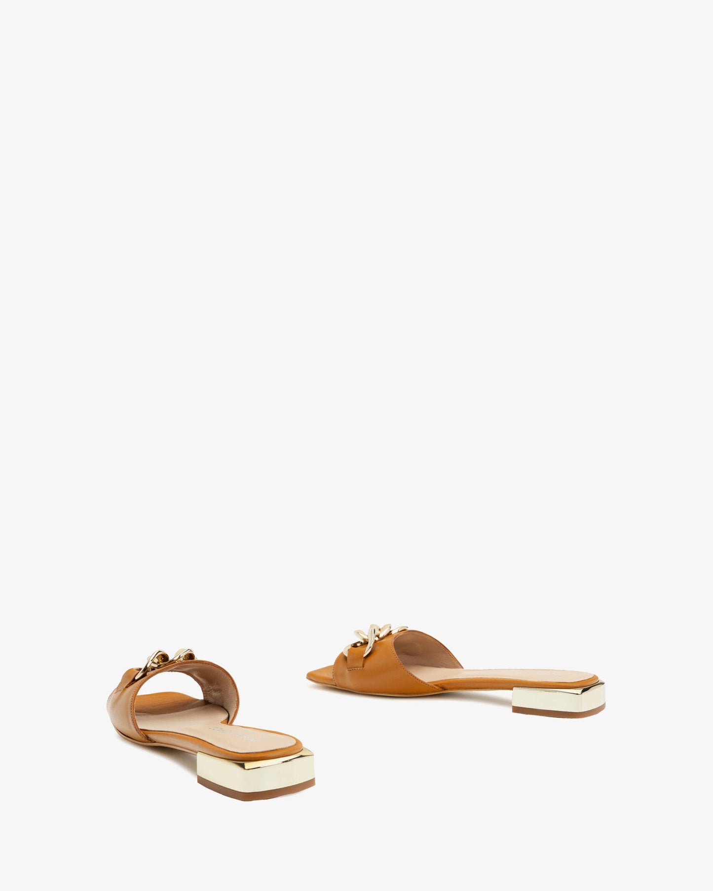 Flat camel leather sandal with chain