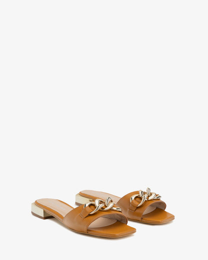 Flat camel leather sandal with chain