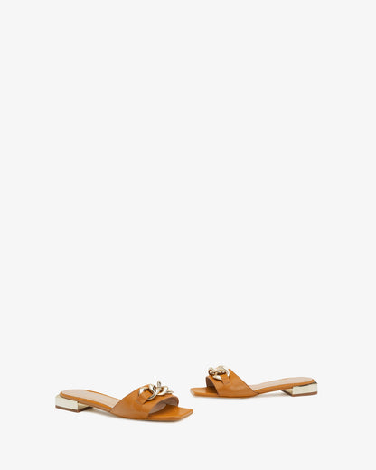 Flat camel leather sandal with chain