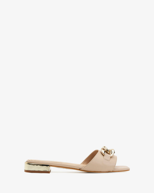 Beige leather flat sandal with chain