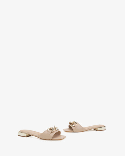 Beige leather flat sandal with chain