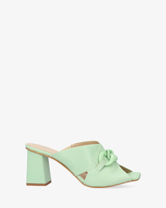 Sandalia con tacón en piel verde