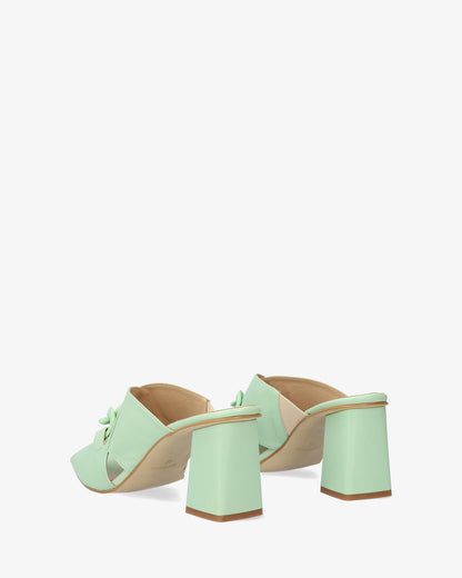 Sandalia con tacón en piel verde