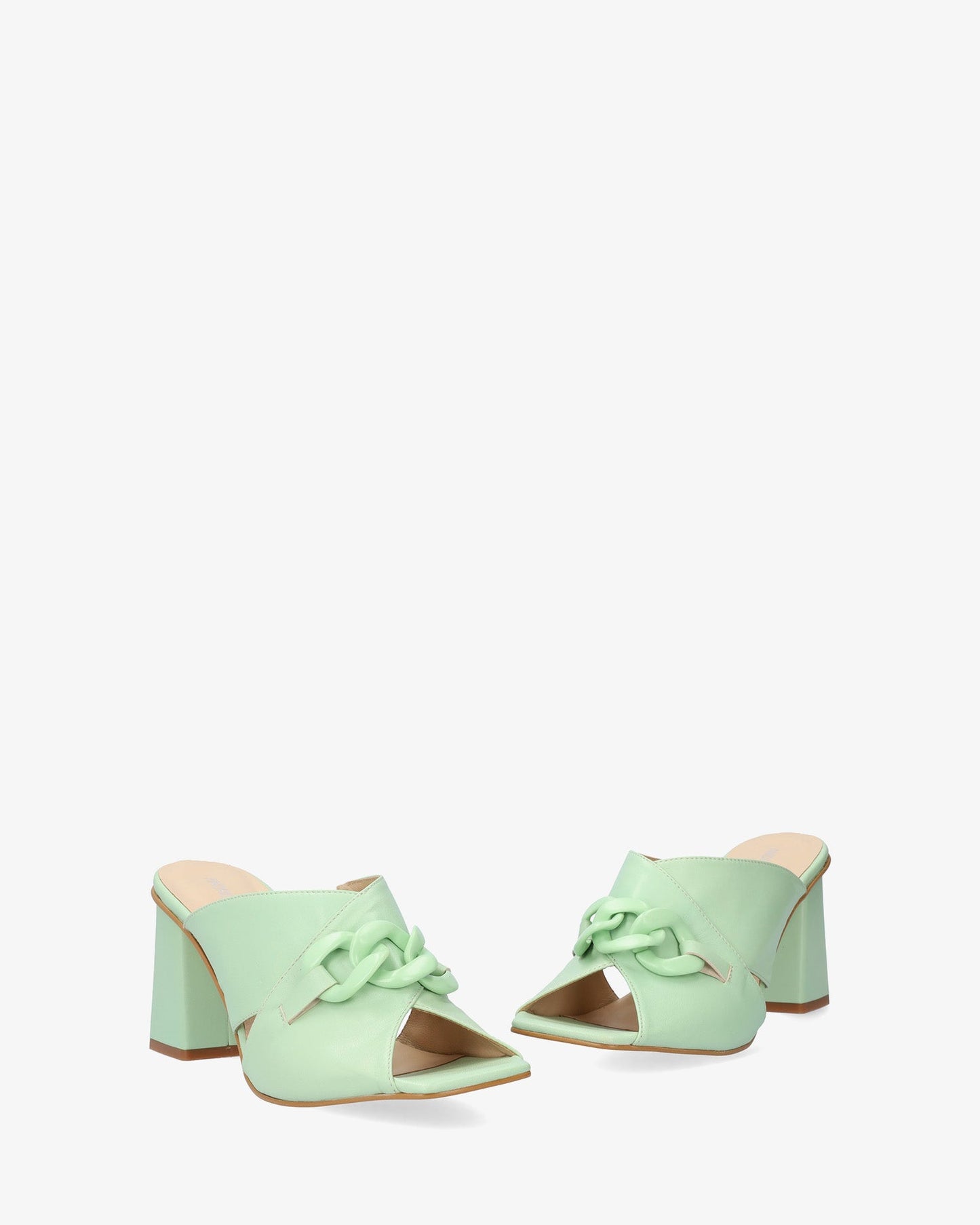 Sandalia con tacón en piel verde