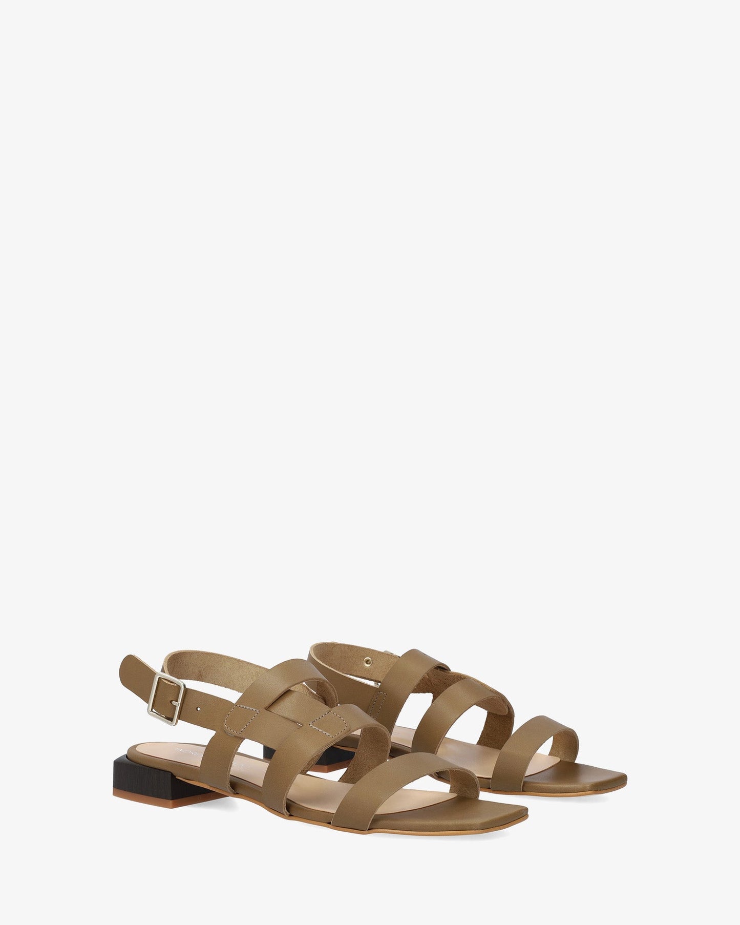 Flat sandal in khaki leather