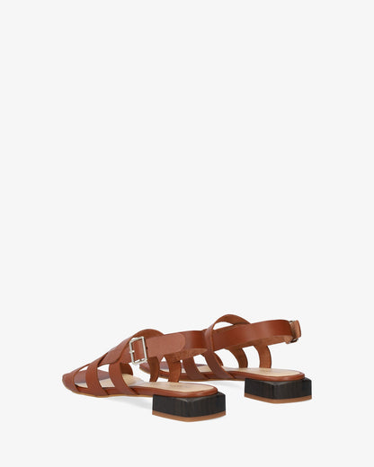 Sandalia plana en piel marrón