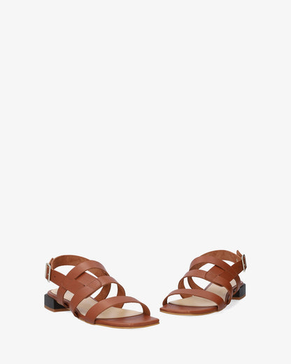 Sandalia plana en piel marrón
