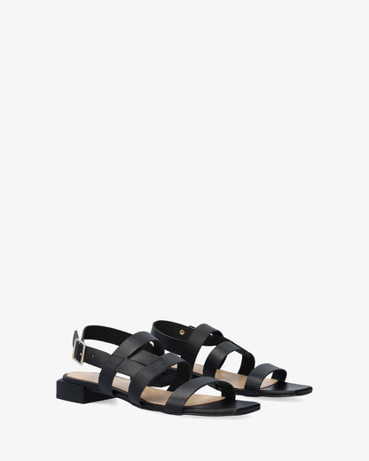 Flat sandal in black leather