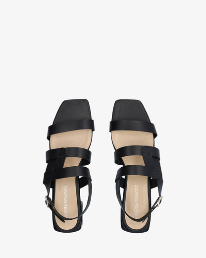 Flat sandal in black leather