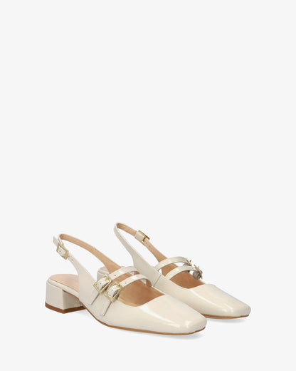 Ballerina flat with heel in off-white patent leather